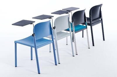 Hochwertige Kunststoffstühle mit flexibel abnehmbarem Schreibtablar